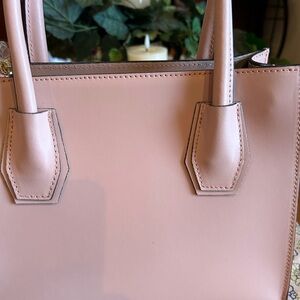 New purse with out tags, BCBG , very nice